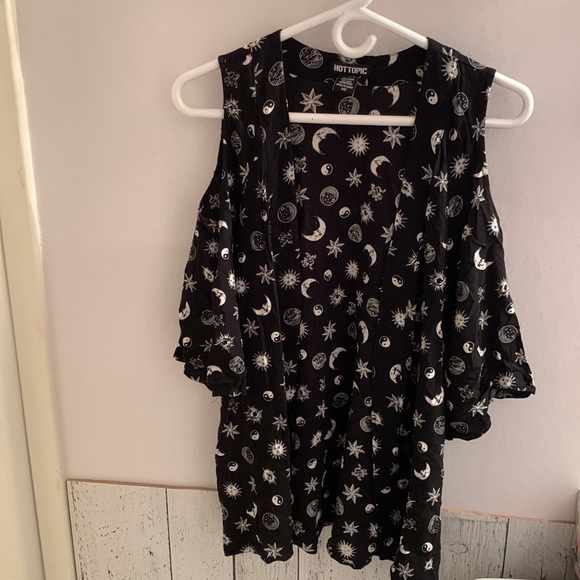 Hot topic sun and moons top MD - Picture 2 of 5